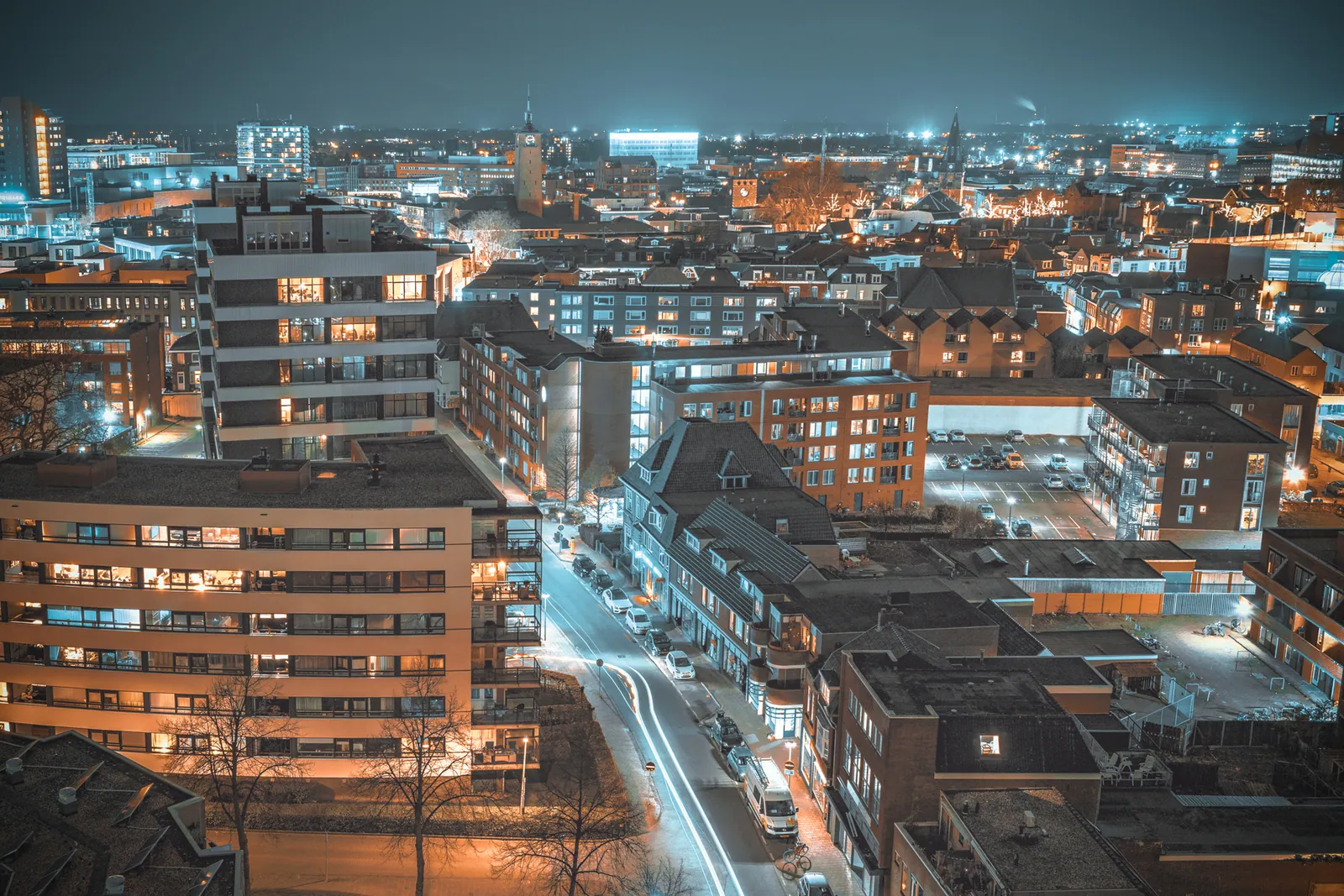 Enschede in de nacht.