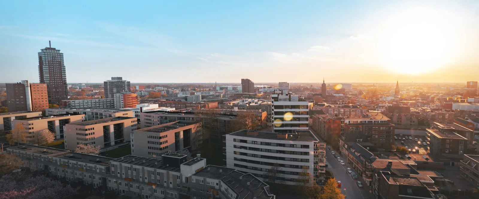 Skyline van Enschede tijdens de zondsondergang.