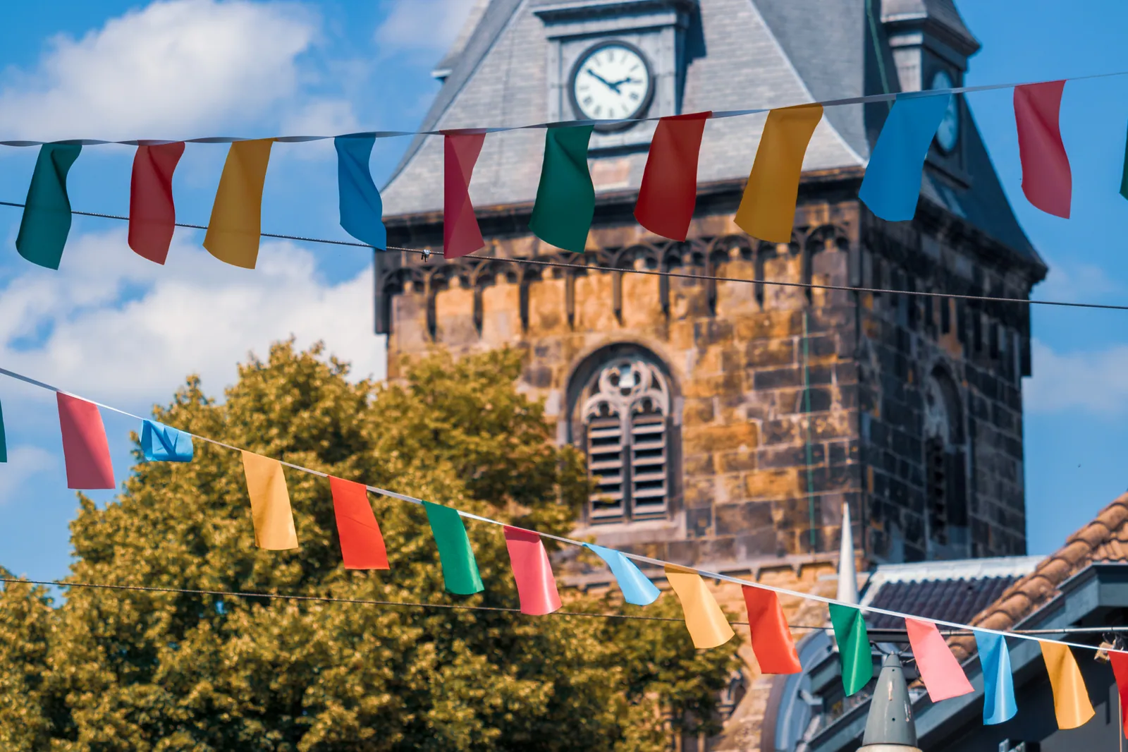 De Oude Markt versierd met vlaggetjes.