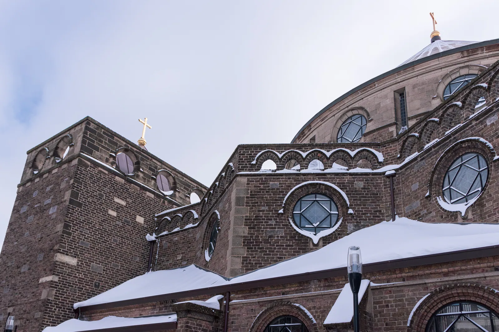 De Jacobuskerk in Enschede in de winter.