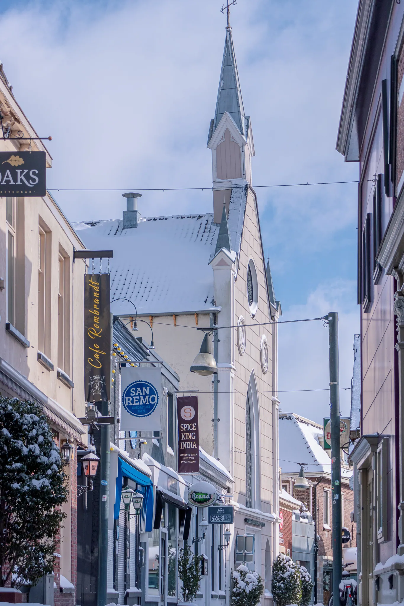 De Stadsgravenstraat in Enschede onder de sneeuw.