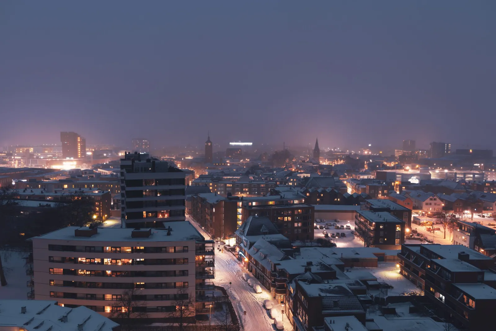 Sneeuw in de avond in Enschede