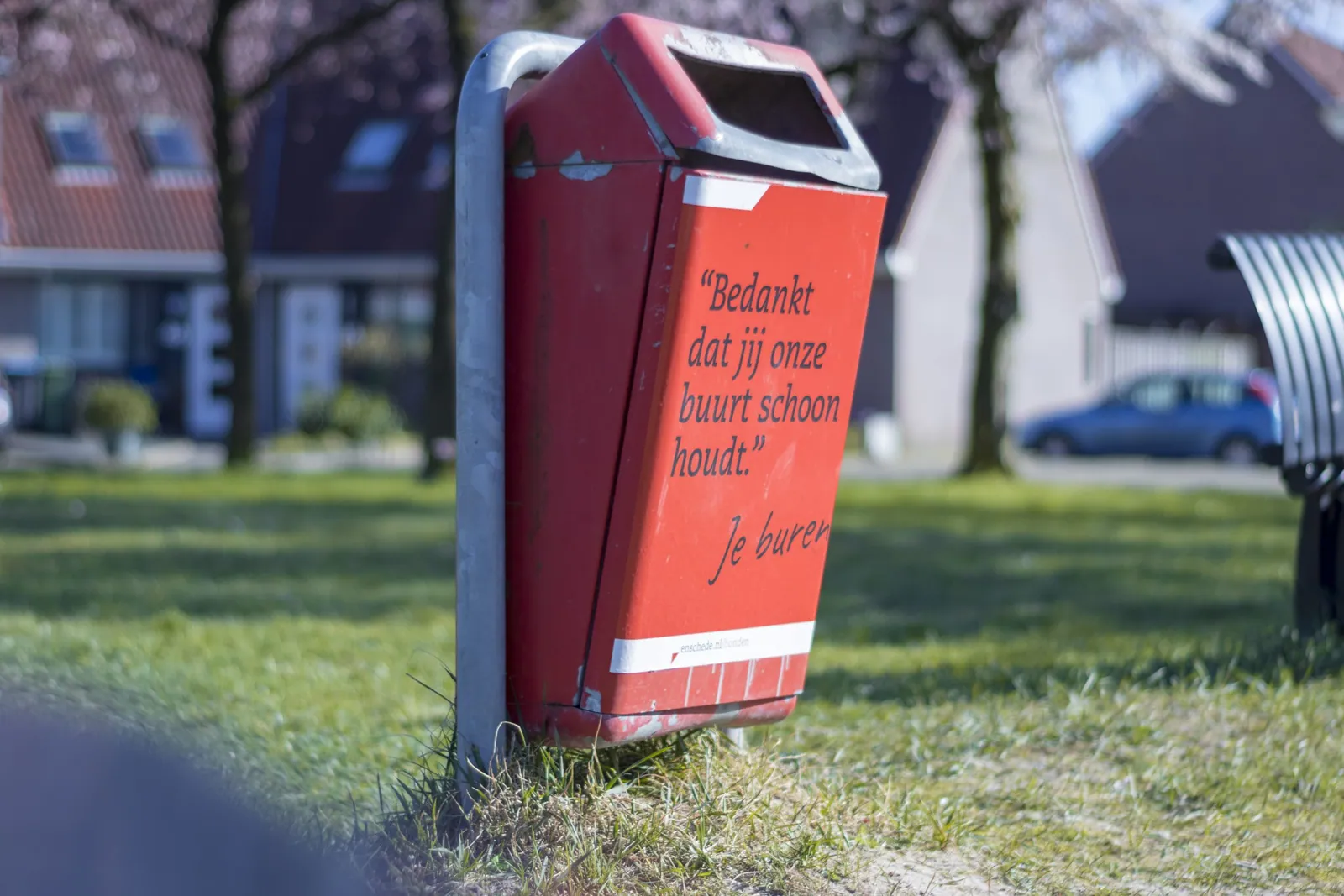 "Bedankt dat jij onze buurt schoon houdt" - Prullenbak in Enschede