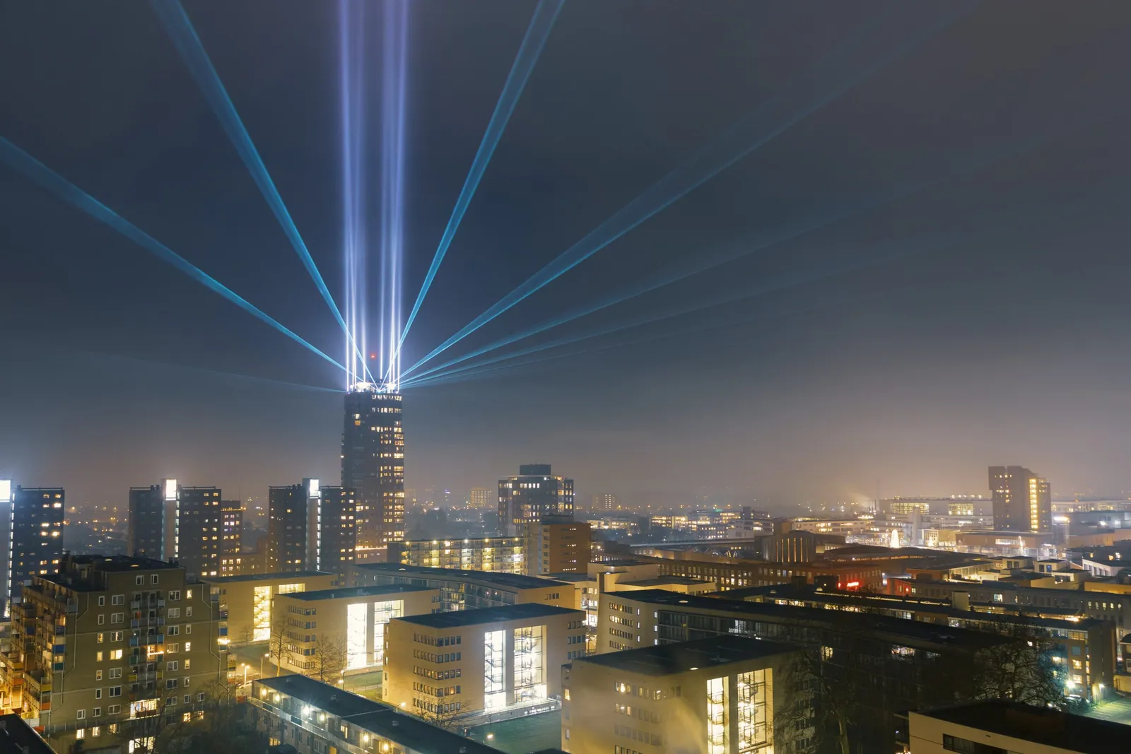 Enschede tijdens de jaarwisseling - Lichtshow vanaf de Alphatoren vanwege het vuurwerkverbod