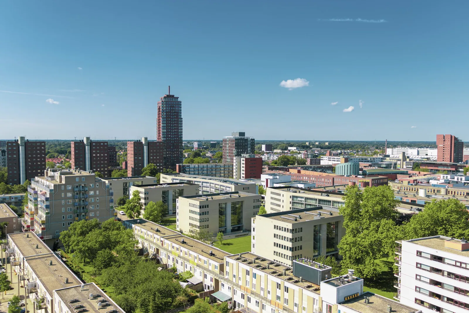 De skyline van Enschede in de zomer.