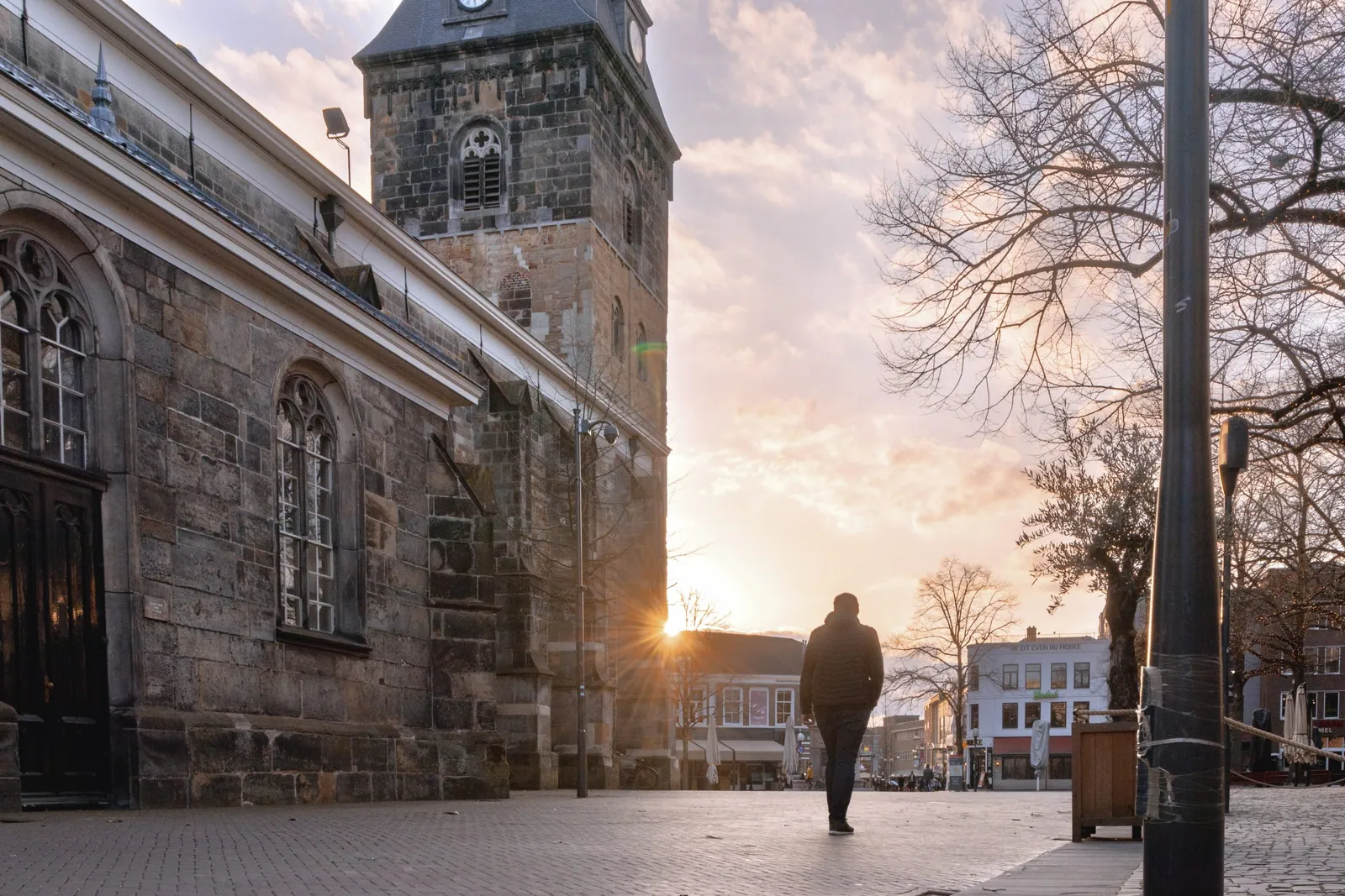 De Oude Markt in Enschede tijdens zonsondergang.