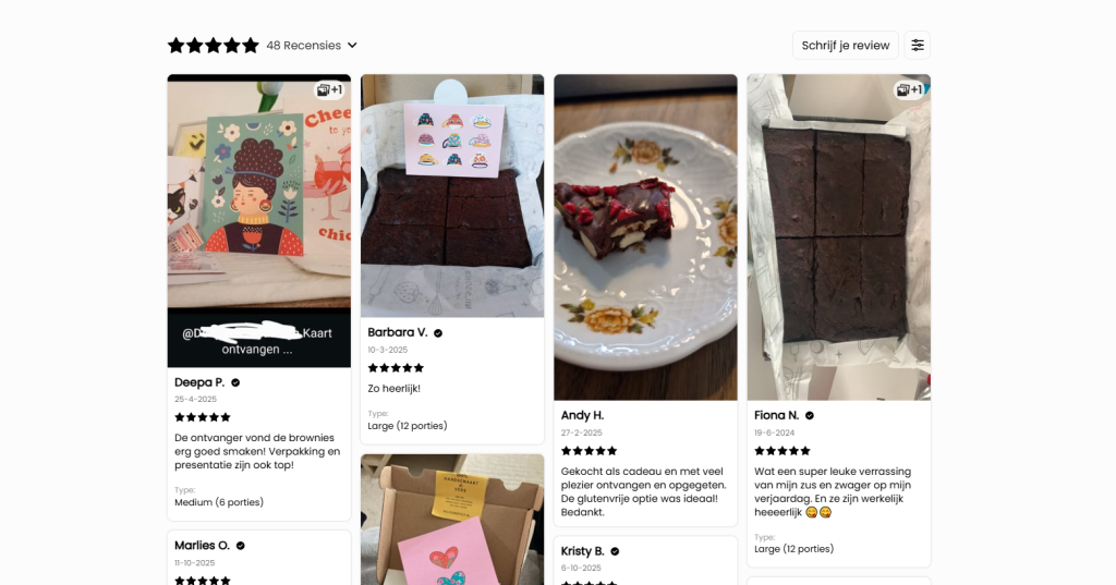 Overzicht van klantbeoordelingen met foto's van brownies en wenskaarten, inclusief waarderingen en persoonlijke teksten van klanten.